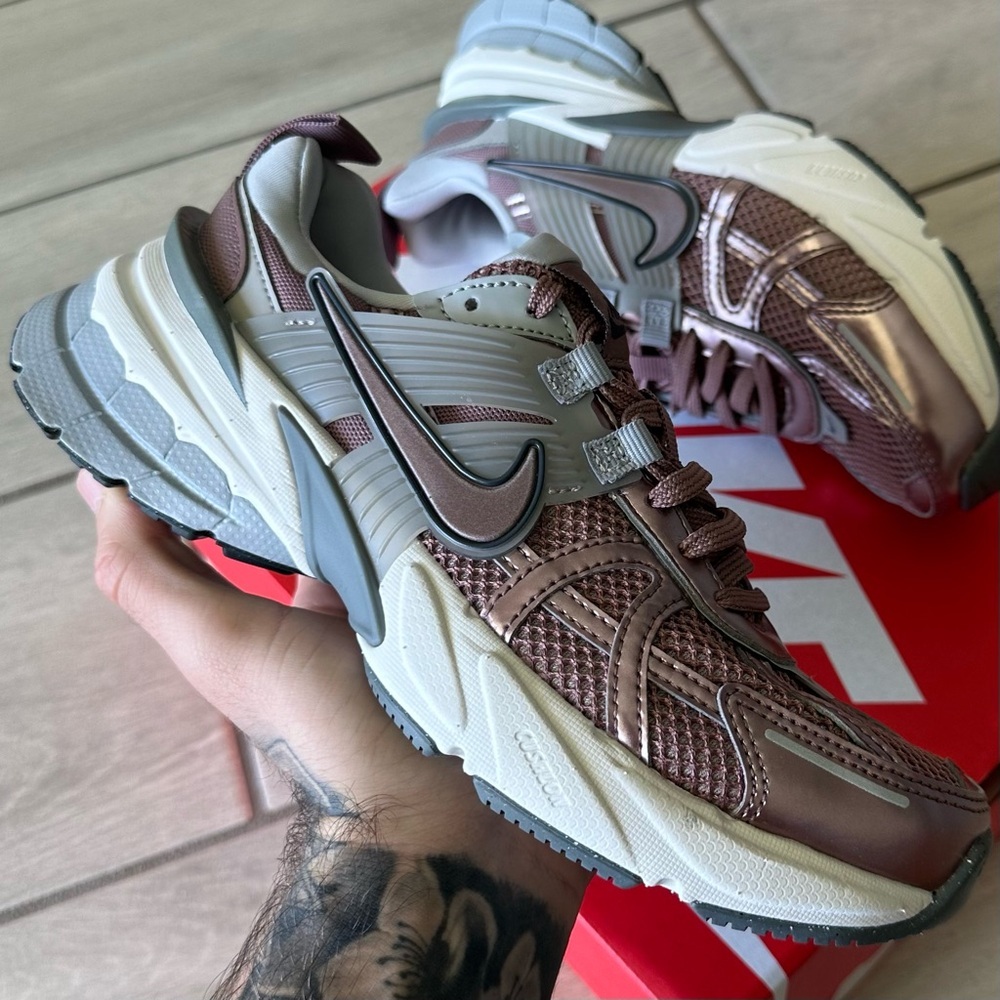 NIKE V2K RUN SMOKEY MUAVE